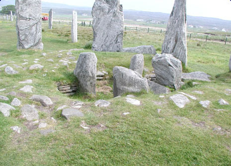Celkem 54 menhirů uspořádaných do tvaru keltského kříže se nachází poblíž vesničky Callanish na ostrově Isle of Lewis patřícím Skotsku.