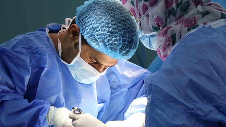 Transplantace srdce je dnes celkem běžnou operací. Skýtá ale mnoho etických otázek.
