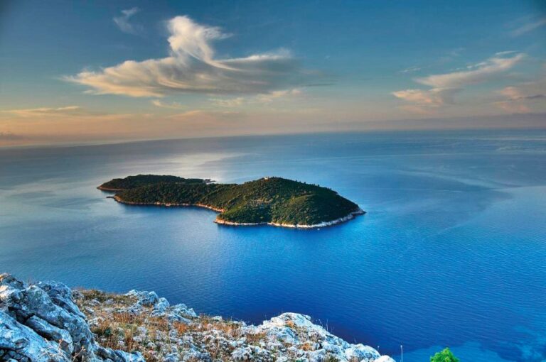 Svůj prokletý ostrov má i Chorvatsko. Nachází se pouze dva kilometry od chorvatské metropole Dubrovník.