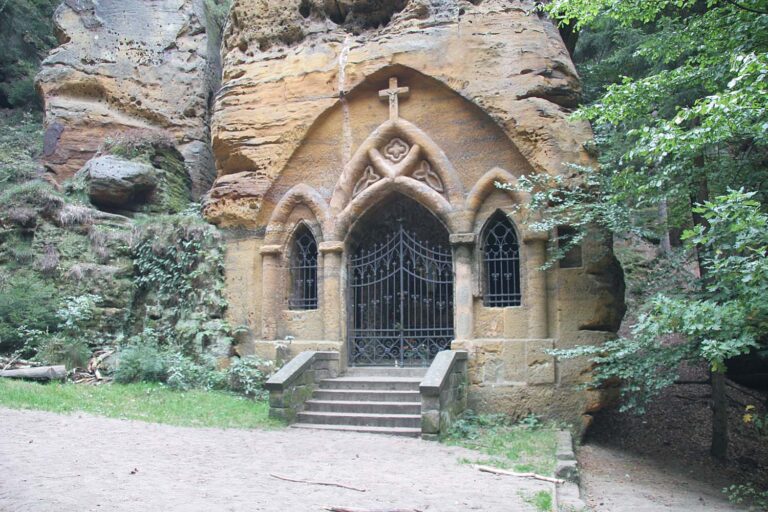 Takto vypadá skalní kaple Modlivého dolu. Dějí se v ní skutečně zázraky? Foto: Prazak, CC BY 2.5