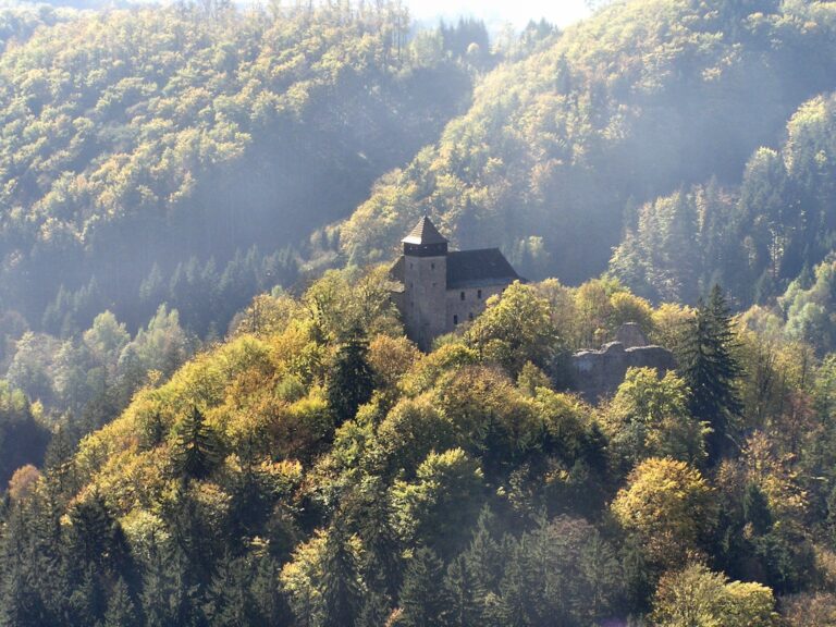 Na hradě Litice se má jeden z pokladů ukrývat. Skutečně střeží místo bohatství? Foto: Bohemianroots, CC BY-SA 3.0, Wikimedia commons