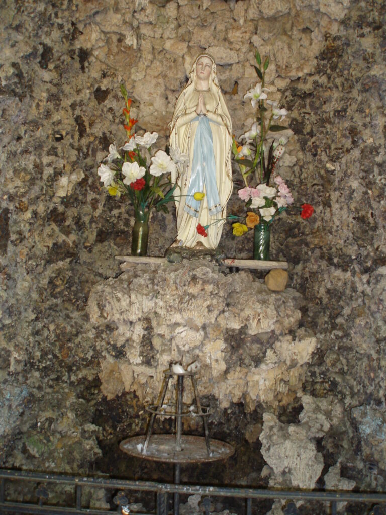 Vnitřek skalní kaple je upraven tak, aby připomínal slavné Lurdy. Foto: Zákupák, Public domain