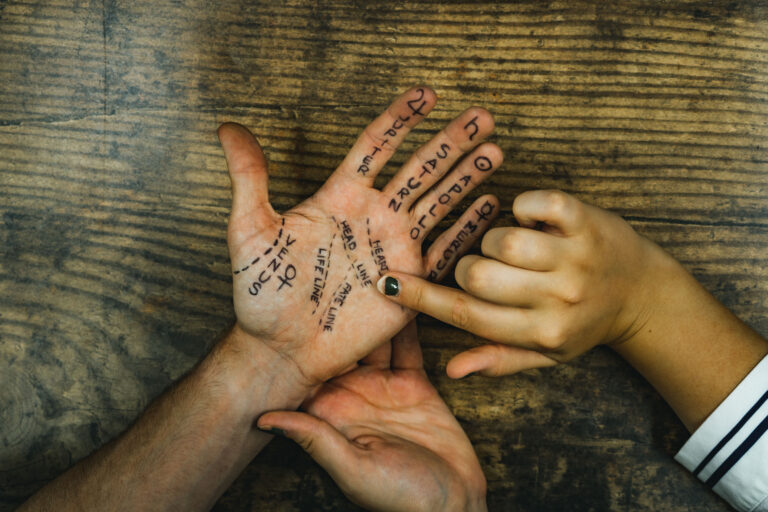 Při čtení z dlaně se vychází zejména z čar, budoucnost prý ale prozrazuje i délka prstů či jejich poměr. Foto: Psychic 2Tarot, CC BY 2.0