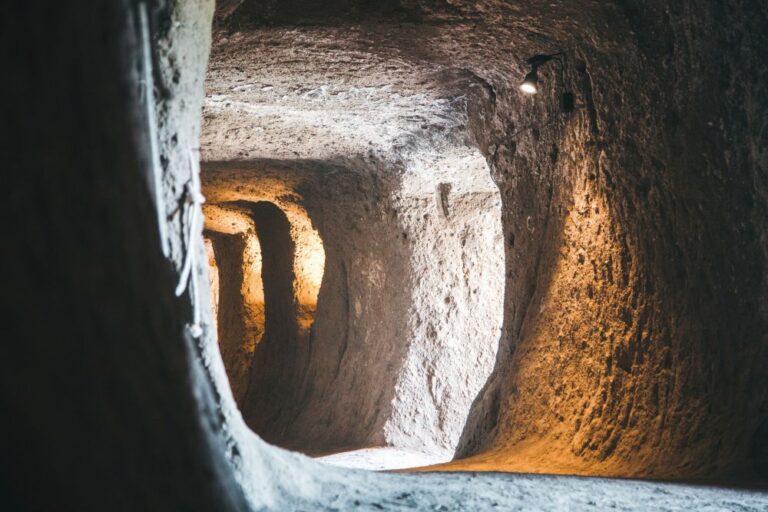 Podzemní prostory pod Orvietem jsou stále odkryté jen částečně. Pyramidy jsou propojeny chodbami.