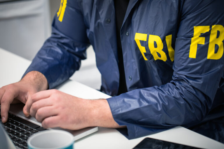 Čím si vlastně webová stránka vyžádala zásah FBI?