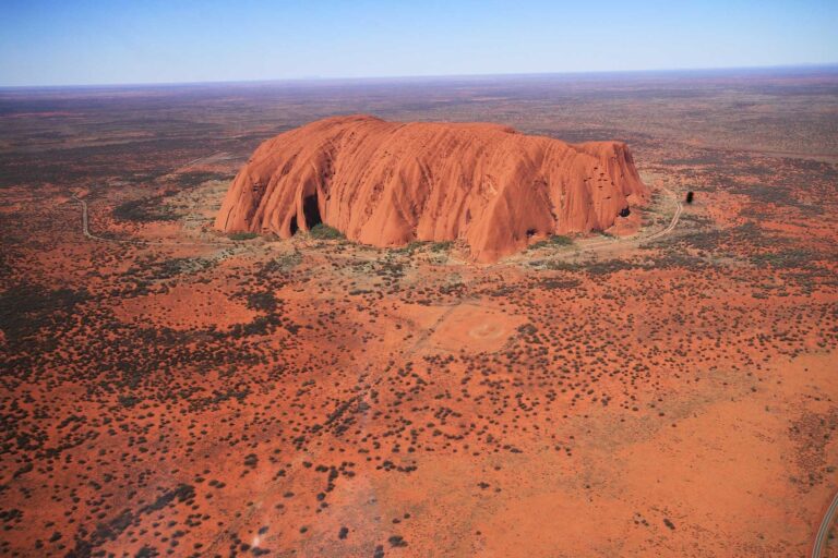 Uluru je jasně viditelná už z dálky. Obývají ji skutečně duchové?