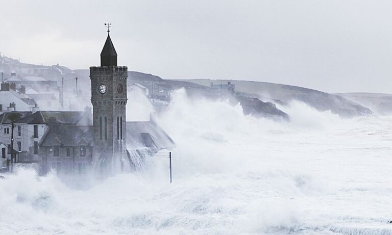 Při odlivu je prý u Cornwallu možné v oceánu spatřit věže kostelů.