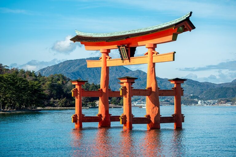 Jezero má důležitou úlohu v původním japonském náboženství – šintoismu. Zdroj ilustrační fotografie: JordyMeow, CC BY-SA 3.0 <https://creativecommons.org/licenses/by-sa/3.0>, via Wikimedia Commons