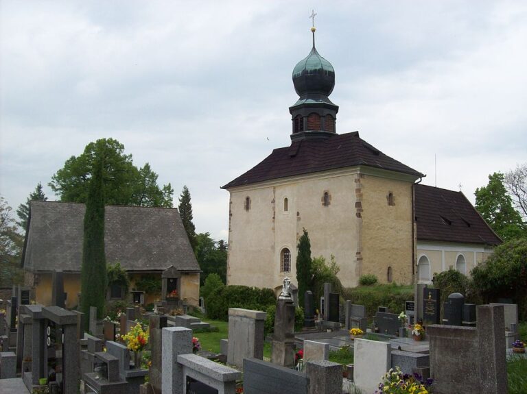 Kostel Narození sv. Jana Křtitele na Velízi. Zdroj foto: Jarba, Public domain, via Wikimedia Commons