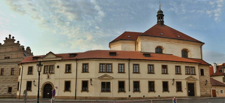 Karmelitánský klášter v Praze na Hradčanech. Zdroj foto: VitVit, CC BY-SA 4.0 <https://creativecommons.org/licenses/by-sa/4.0>, via Wikimedia Commons