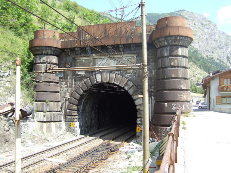 Co se stalo v tunelu? Svědkové uváděli záhadnou mlhu, která obalila celý vlak. Zdroj ilustračního obrázku: K. Weise, Public domain, via Wikimedia Commons