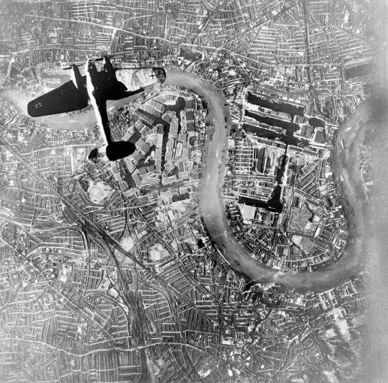 Stačilo, že na Británii útočila německá Luftwaffe. Hrozbou útoku mimozemšťanů se britská válečná propaganda nehodlala zabývat. Zdroj foto: German Air Force photographer, Public domain, via Wikimedia Commons