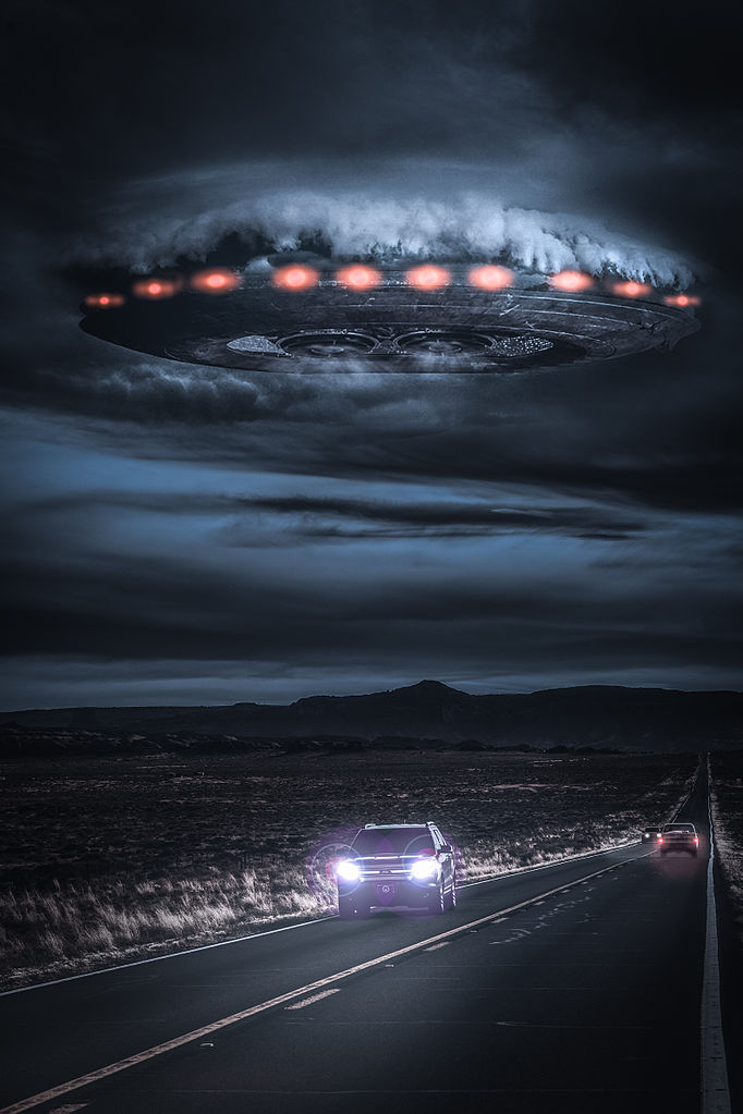 UFO nad silnicí A70 prý nebylo letadlem ani vrtulníkem. Zdroj ilustračního obrázku: Andrés Nieto Porras, CC BY-SA 2.0 , via Wikimedia Commons