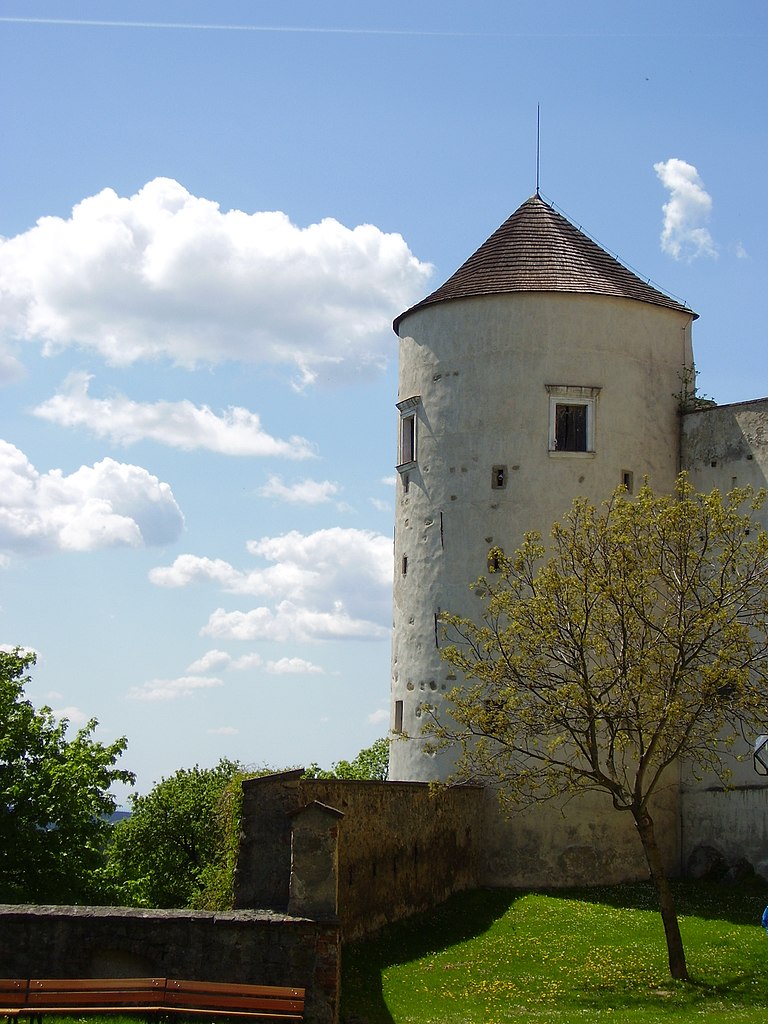 Z Modly dohlédnete až ke známému hradu Buchlov. Zdroj foto: Honza Groh, CC BY 3.0 , via Wikimedia Commons