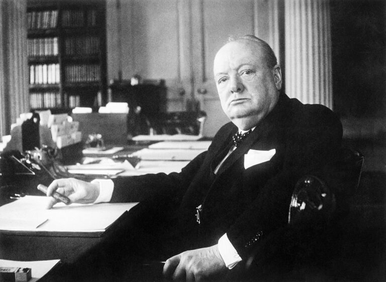 Britský ministerský předseda Winston Churchill byl nejen demokratický, ale i pragmatický politik. Jak se měl zachovat, když se mu na stole v jeho pracovně objevila zpráva o setkání bombardéru královského letectva s UFO? Zdroj foto: Cecil Beaton, Public domain, via Wikimedia Commons