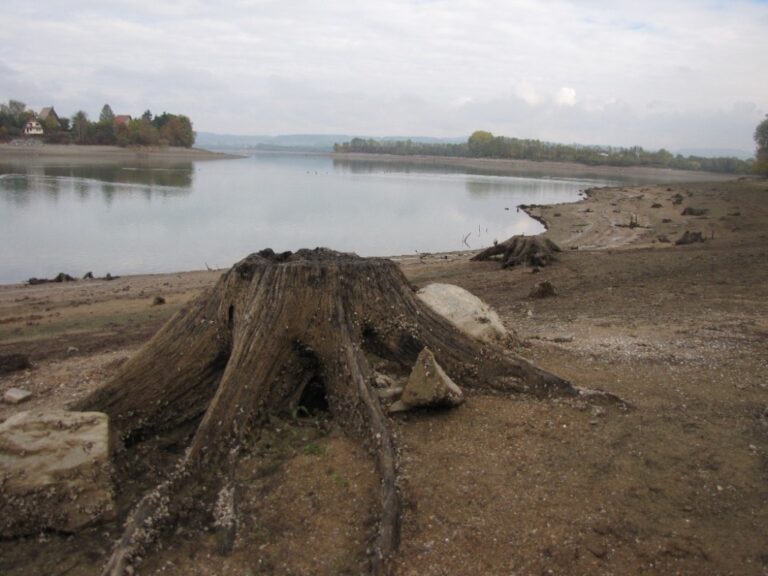 Pátrat po USO ve vodách přehrady Rozkoš lze občas i „suchou nohou“. Stačí počkat na pokles hladiny vody v nádrži. Foto autor