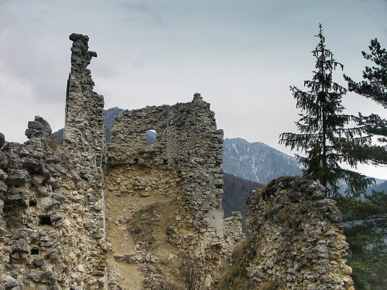 Církevní historikové naznačují spojení hradu Blatnica s templářským řádem. Zdroj foto: Caroig, CC BY-SA 3.0 , via Wikimedia Commons