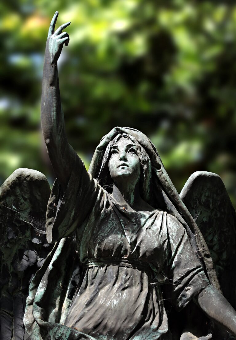 Podobné strašidelné sochy andělů najdeme i na jiných hřbitovech. Mohou i ony zabíjet? Foto: Pixabay