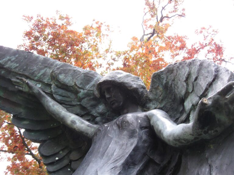 Zvláštní socha černého anděla dodnes straší návštěvníky hřbitova. Zabíjí je i někdy, jak se povídá? Foto: Billwhittaker, CC BY-SA 3.0, Wikimedia commons