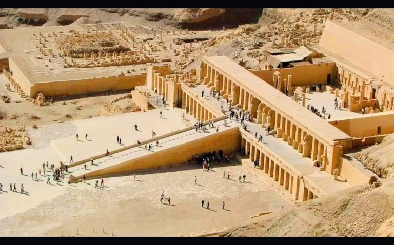 Pohřebiště Deir el Bahari ukrývalo mumii zcela odlišnou od ostatních těl.