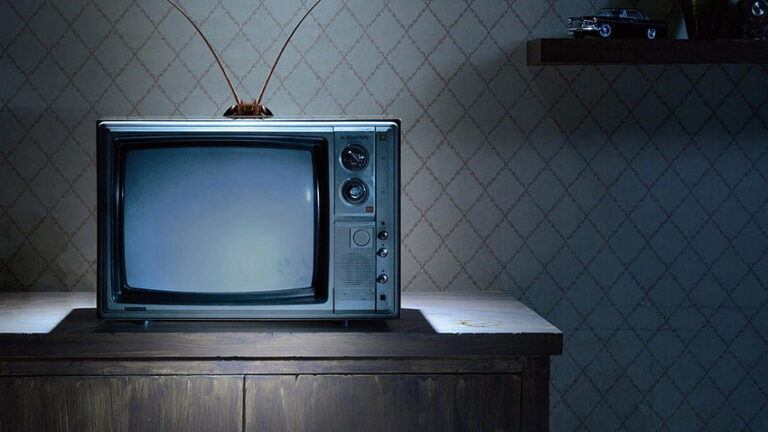 Může být televizor přístrojem, zkrz nějž s námi komunikují zesnulí?