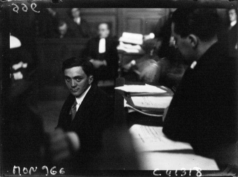 Émile u soudu, který ho prohlásil za nevinného. Foto: Agence de presse Mondial Photo-Presse — Bibliothèque nationale de France, Public domaine, Wikimedia commons
