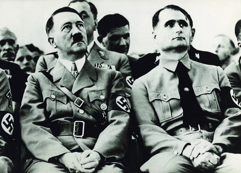 Adolf Hitler s Rudolfem Hessem (vpravo), kterého prý astrolog přiměl k útěku do Británie.