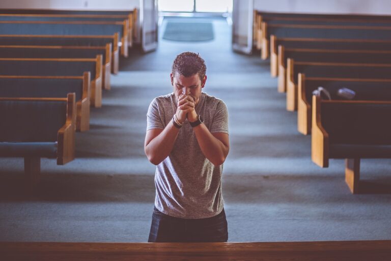 Pomůže církev? Foto: Pixabay