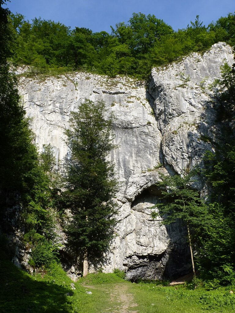 Skalní stěna nad vchodem do jeskyně. Foto: Michal Klajban - CC BY-SA 3.0