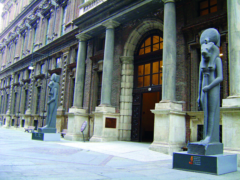 Do Egyptského muzea v Turíně se od roku 2001 řada místních bojí vstoupit.