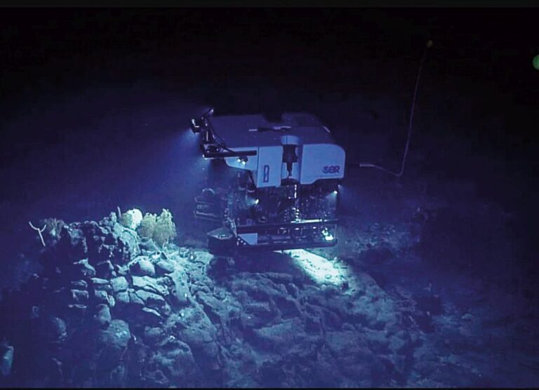 Díry objevila ponorka. Mohlo by nakonec jít o dílo člověka?
