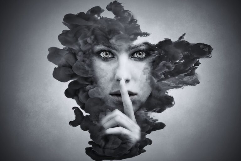 Tajemná žena se zvětšuje a tmavne, pak mizí v temnotách. Foto: Pixabay
