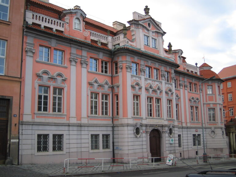 Na Karlově náměstí najdeme hned několik tajemných budov, jednou z nich je i Faustův dům. Je celé náměstí spojeno s nadpřirozenem? Foto: Manka, CC BY-SA 3.0, Wikimedia commons
