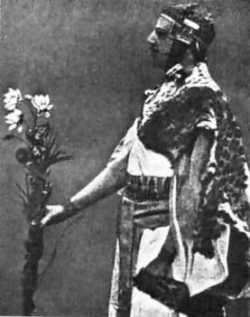 Britský okultista Samuel Liddell MacGregor Mathers v egyptském oblečení provádějící rituál v Hermetickém řádu Zlatého úsvitu. Foto: Lhoyd - CC - volné dílo