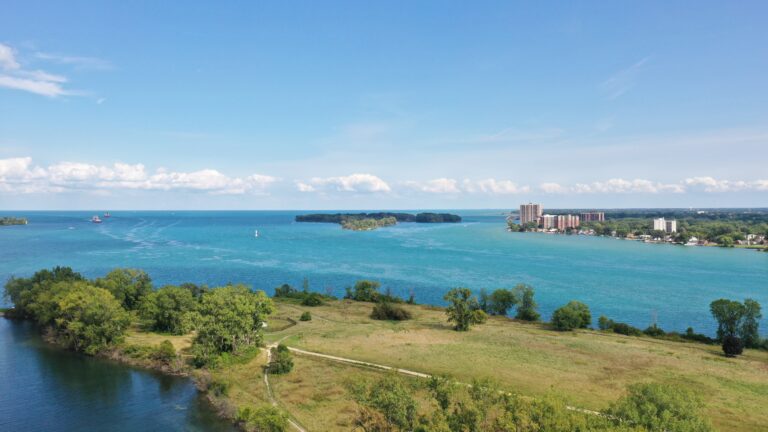Řeka Detroit mezi Kanadou a USA