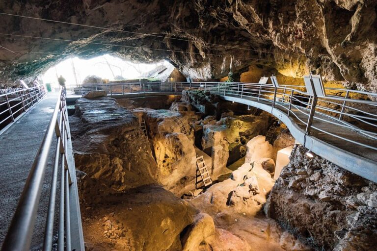 Jeskyně Theopetra v centrálním Řecku.
