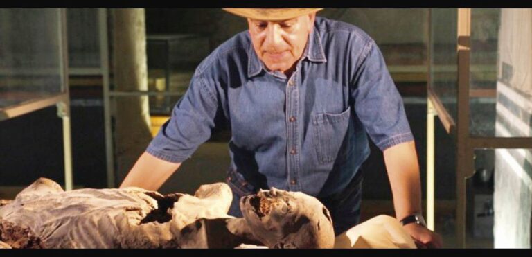 Zahi Hawass podrobně zkoumal mumii křicící ženy.