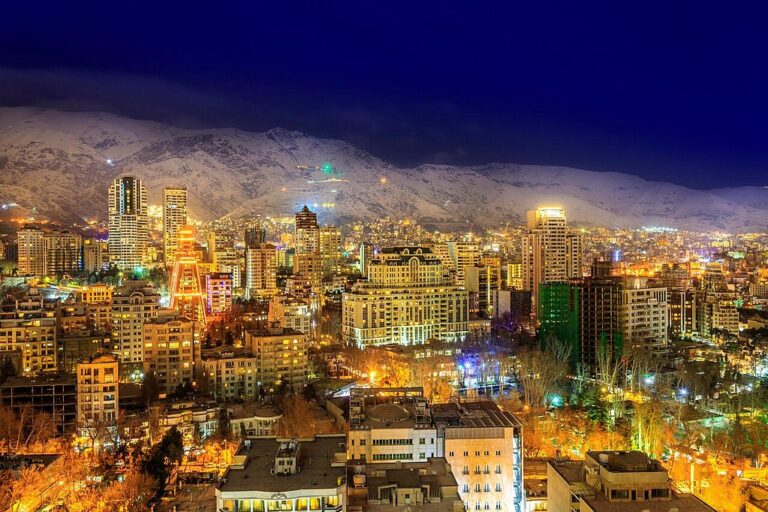 Dějištěm incidentu s UFO bylo noční nebe nad Teheránem. Zdroj foto: # IranOpenAlbum (Danielle Harte for Bourse & Bazaar), CC BY 2.0 <https://creativecommons.org/licenses/by/2.0>, via Wikimedia Commons