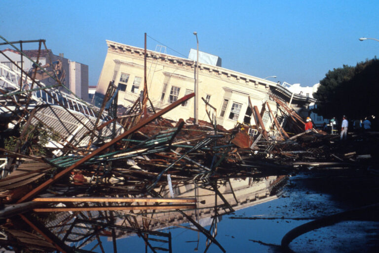 Zemětřesení způsobuje oběti na životech i obrovské materiální škody. Zdroj foto: C. E. Meyer, Public domain, via Wikimedia Commons
