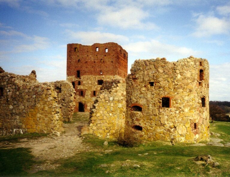 Hrad měl ve středověku významné postavení mezi skandinávskými pevnostmi. Zdroj foto: Darkone (talk · contribs), CC BY-SA 1.0 , via Wikimedia Commons