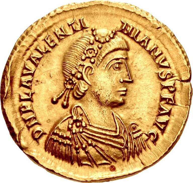 O motivu masakru možná napovídá mince vyhotovená na počest císaře Valentiniana III., foto Classical Numismatic Group, Inc / Creative Commons / CC BY-SA 2.5