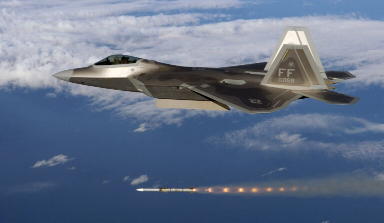 Stíhací letoun F-22 Raptor odpalující raketu.