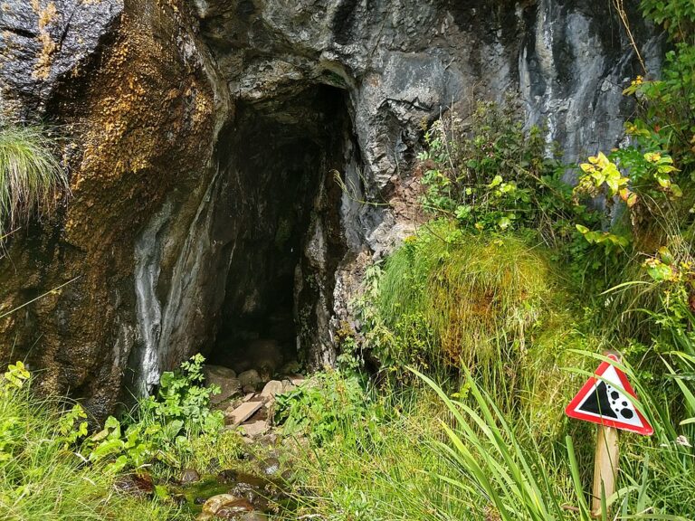 Vchod do jeskyně, kde mělo v šestnáctém století dojít k masakru takřka celé ostrovní populace. Zdroj foto: Jooniur, CC BY-SA 4.0 , via Wikimedia Commons