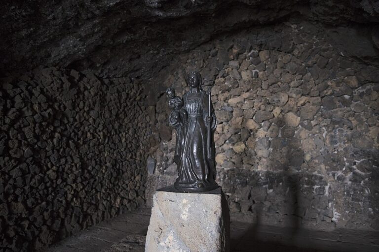 Španělé s překvapením zjistili, že na údajně pohanských ostrovech místní obyvatelé uctívají v jeskyni sošku podobnou Panně Marii. Zdroj obrázku: Jordane Prestrot, CC BY-SA 4.0, via Wikimedia Commons