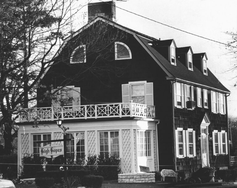 Dům v koloniálním stylu č.p. 112 Ocean Avenue, Amityville. Snímek ze sedmdesátých let 20. století, kdy byl dějištěm mnohonásobné vraždy i následných paranormálních aktivit. Zdroj foto: BrownieCharles99, CC BY-SA 3.0 , via Wikimedia Commons