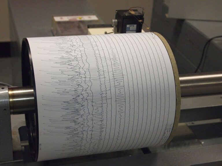 Vědci raději spoléhají na přesné přístroje. Ani ty však neumějí zemětřesení s jistotou předpovídat. Zdroj foto: Z22, CC BY-SA 3.0 <https://creativecommons.org/licenses/by-sa/3.0>, via Wikimedia Commons