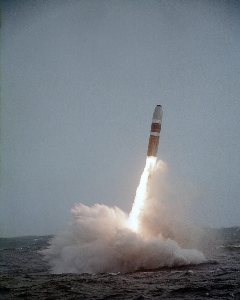 Balistická raketa vypálená z ponorky ukryté pod hladinou. Zdroj foto: JOSN Oscar Sosa (USN), Public domain, via Wikimedia Commons