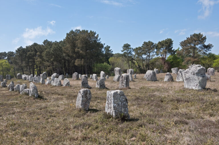 Kamenné aleje v Carnacu jsou jedním z nejdůležitějších pravěkých nalezišť. Foto: Myrabella, CC BY-SA 3.0, Wikimedia commons