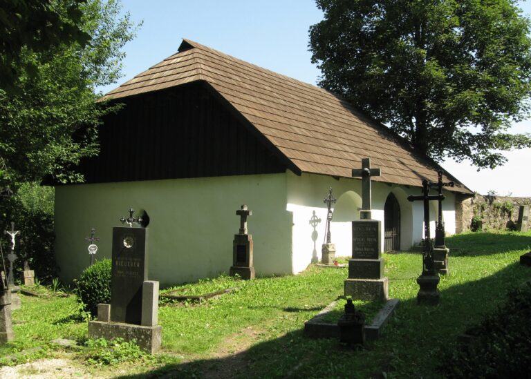 Místní hřbitov je vyhlášený množstvím paranormálních jevů. Co je způsobuje? Foto: Viktor Fiala, CC BY 3.0, Wikimedia commons