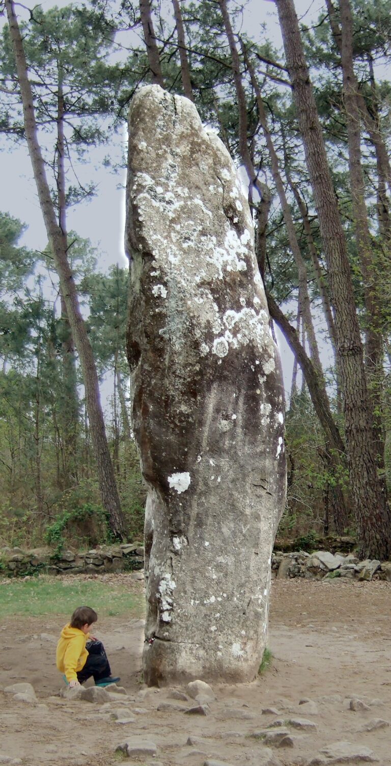 Některé z kamenů jsou obrovské. Měly nějaký speciální význam? Foto: Autor neznámý, CC BY 2.5, Wikimedia commons